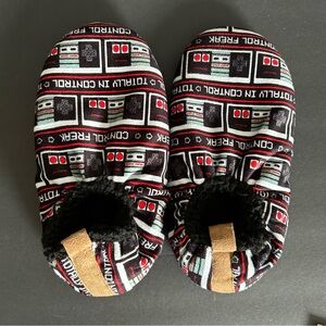 Nintendo Control Freak Fuzzy Babba Slipper Socks 7.5-9.5 M/L Video Game Gamer